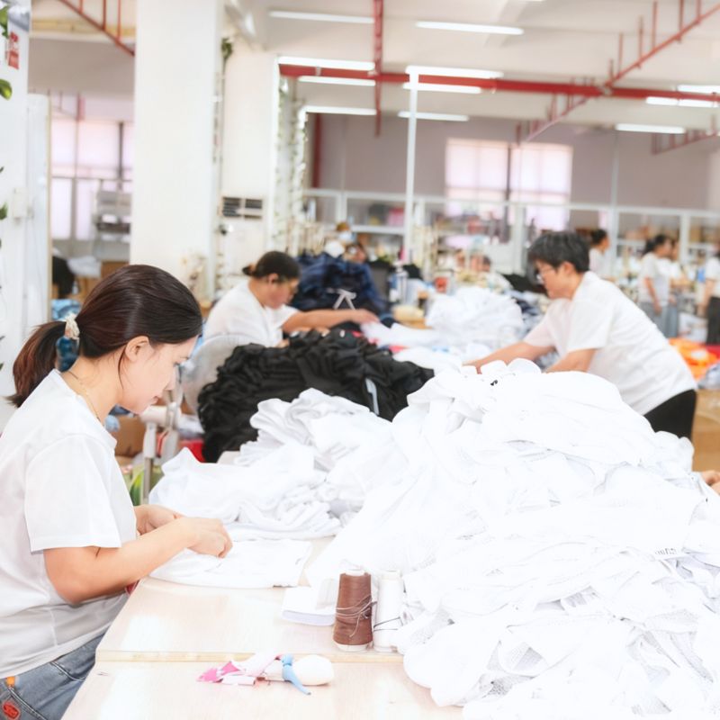 Processo de fabricação de trajes de banho - corte de acabamento
